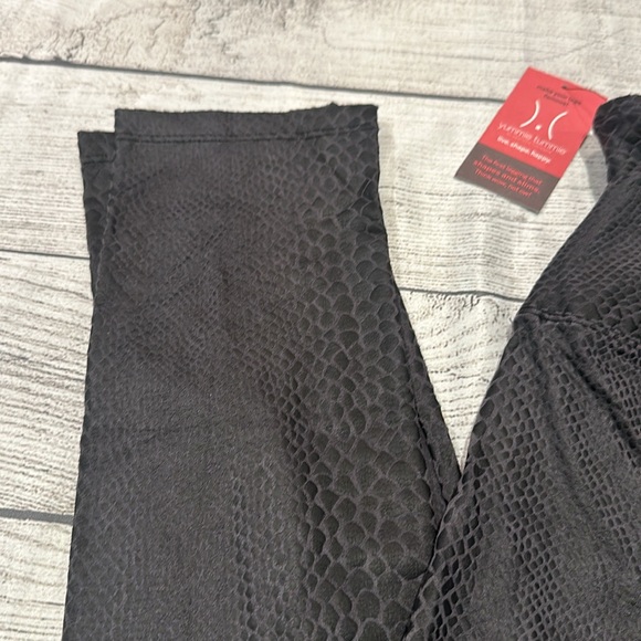 Women’s Yummie Tummie Lydia Faux Python gray leggings size XL NWT - Picture 3 of 14